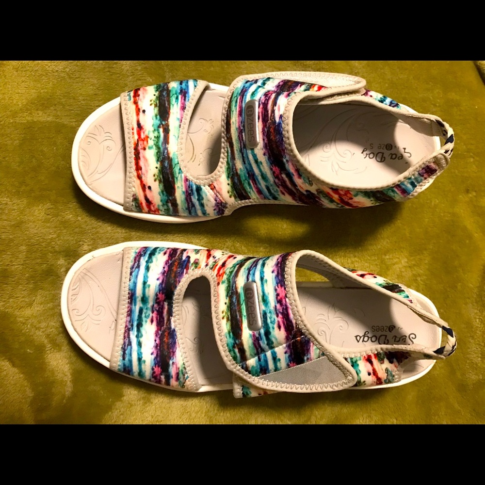 Bzees Spa Day Aloha sandals, 9M